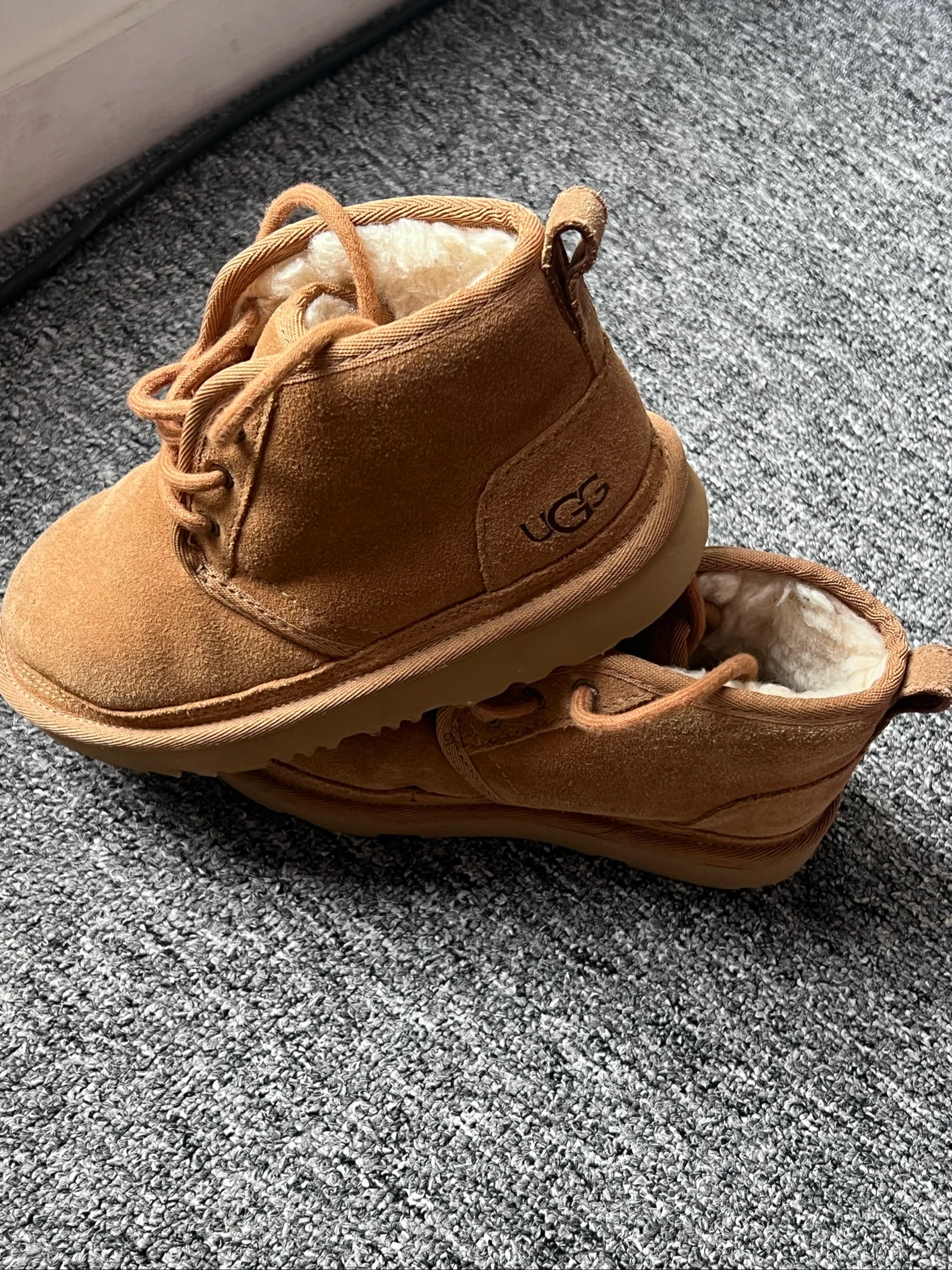 Titre : Bottines en daim fourrées UGG Chestnut – Bottes à lacets – Pointure [Pune mărimea aici, ex: 38]